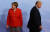 앙겔라 메르켈 독일 총리가 7일(현지시간) 함부르크에서 G20 정상회의 참석을 위해 방문한 도널드 트럼프 미국 대통령을 맞아 인사를 나눈 뒤 각기 다른 방향을 바라보고 있다. [로이터=연합뉴스]