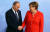 메르켈 총리가 7일 함부르크에서 블라디미르 푸틴 러시아 대통령을 반갑게 맞고 있다. [로이터=연합뉴스]
