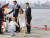 독일 함부르크에서 어머니 소피 여사와 보트투어에 나선 쥐스탱 트뤼도 캐나다 총리의 아들 아드리앙. [AP=연합뉴스]