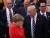 앙겔라 메르켈 독일 총리가 G20 정상회의 도중 도널드 트럼프 미국 대통령과 대화를 하다 얼굴을 감싸고 있다. [AFP]