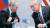 블라디미르 푸틴 러시아 대통령(왼쪽)이 7일(현지시간) 독일 함부르크에서 열린 미ㆍ러 정상회담에서 도널드 트럼프 미국 대통령에게 기자들을 손가락으로 가리키며 "저 자들이 당신을 모욕한 거냐"고 묻고 있다. [AP=연합뉴스]