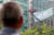  한 시민이 9일 오후 서울 여의도 국민의당사 외벽 현수막 철거작업을 지켜보고 있다.[연합뉴스]