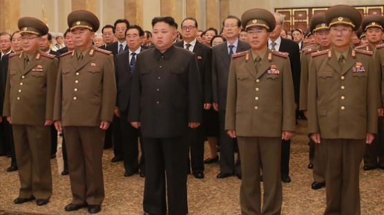 김정은 좌우에 ICBM 개발자 … 김일성·김정일에 ‘신고식’
