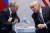 7일(현지시간) 독일 함부르크에서 열린 G20 정상회담에서 만난 블라디미르 푸틴(왼쪽)러시아 대통령과 도널드 트럼프 미국 대통령.  [AP=연합뉴스]