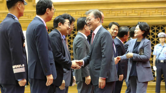 ‘해외순방 징크스’, 文 대통령에게는 아직...