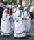 사랑의 선교회 수녀들의 복장. 테레사 수녀의 트레이드 마크인 푸른색 테두리가 있는 흰색 사리는 상표권을 획득했다. [사진=위키미디어]