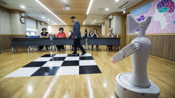 눈앞에 다가온 치매 환자 100만 시대, 로봇도 나섰다.
