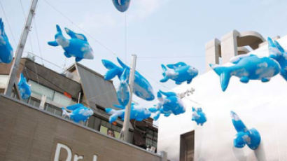[라이프 트렌드] 파란색 물고기떼, 가로수길 하늘을 날다