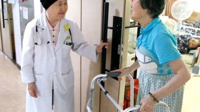 “노인 환자들 희망 잃지 않게” 청진기 든 91세 ‘수호천사’