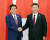 시진핑(오른쪽) 중국 국가 주석과 아베 신조 일본 총리가 지난 8일주요 20개국(G20) 정상회의 개최지인 독일 함부르크에서 만나 정상회담에 앞서 악수를 하고 있다. [교도=연합뉴스] 