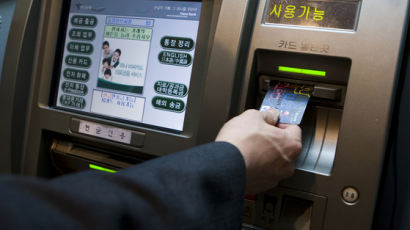 은행서 사라지는 ATM, 편의점으로 몰린다