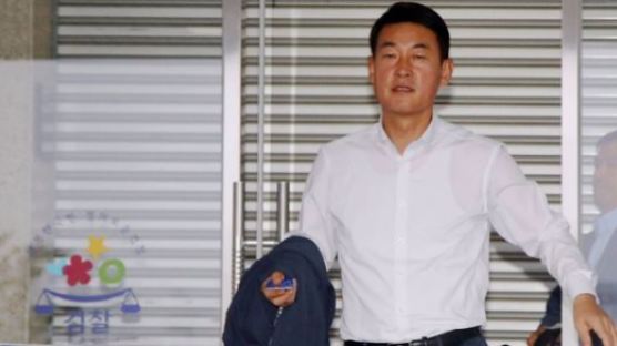 '정치자금법 위반 혐의' 황영철 의원, 15시간 검찰 조사 받고 귀가