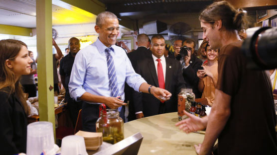 오바마 전 美대통령, 재임시 식당 '새치기'했다 300달러 물게 된 사연은