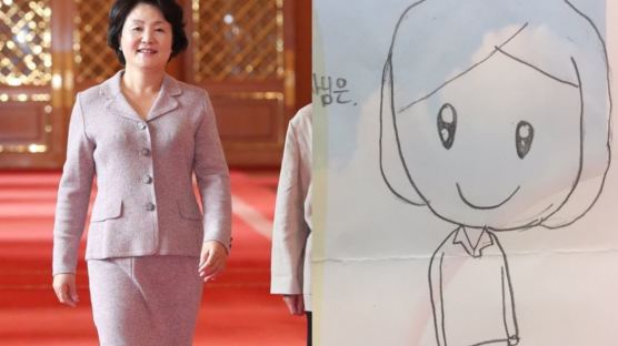김정숙 여사, ‘보고싶다’ 편지 보내온 초등학교 방문