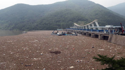[포토중앙] 섬인 줄... 팔당댐 가득 메운 쓰레기들
