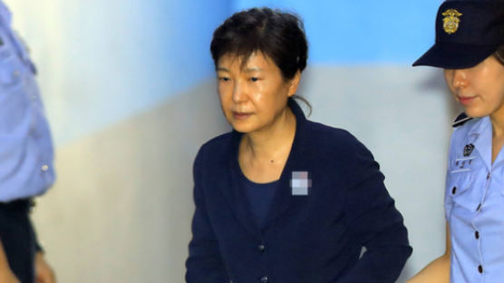 ‘거동불편’ 박 전 대통령, 구치소 진료 보고서에는 “특이 소견 없음”