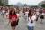 외국인 대학생 400여명이 14일 서울 광화문광장에서 걸그룹 트와이스의 &#39;TT&#39;에 맞춰 춤을 추고 있다. 김상선 기자