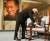 2010년 12월 10일 노벨위원회 위원장인 투르비오른 야글란드가 중국 당국의 불허로 류샤오보가 노벨평화상 시상식에 참석하지 못하자 빈 의자에 메달과 증서를 올려놓고 있다. [AP=연합뉴스]