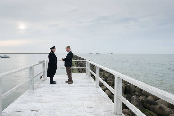  크리스토퍼 놀런 감독(오른쪽)이 덩케르트 해변에 설치한 세트에서 케네스 브래너와 이야기를 나누고 있다. 