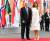 도널드 트럼프 미국 대통령과 부인 멜라니아가 7일 오후(현지시간) 독일 함부르크 엘부필하노니에서 열린 음악회에 참석하기 전 레드카펫에서 포즈를 취하고 있다. [EPA=연합뉴스]