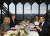 13일 파리 에펠탑 2층의 음식점에서 미국과 프랑스 대통령 부부가 만찬을 하고 있다. [AP=연합뉴스]