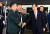 한민구 전 국방부 장관(오른쪽)이 14일 이임식을 마친 뒤 이순진 합참의장과 악수를 하고 있다.  강정현 기자