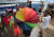 서울광장에 펼쳐진 성소수자 상징 &#39;무지개&#39; 우산  (서울=연합뉴스) 임헌정 기자 = 15일 서울 중구 서울시청 앞 광장에서 열린 제18회 퀴어문화축제에서 한 참가자가 성소수자를 상징하는 &#39;무지개&#39; 우산을 들고 있다. 2017.7.15  kane@yna.co.kr(끝)<저작권자(c) 연합뉴스, 무단 전재-재배포 금지>