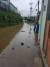 16일 오전 충북 청주에 시간당 90㎜가 넘는 폭우가 쏟아지면서 청주시 율량동 주택가에 물이 찼다. [사진 독자 제공]