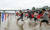 지난해 열린 재첩축제에서 축제 참가객들이 섬진강에서 황금 재첩을 찾기 위해 일제히 달려나가고 있다. [사진 하동군]