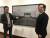 올해의 동강사진상 수상자인 정동석씨의 ‘반(反) 풍경’ 앞에서 미술평론가 박영택(왼쪽)씨와 대리 수상자인 아들 정태혁씨가 작품을 설명하고 있다. 아래 사진은 정동석씨. 암 투병중이어서 시상식에 불참했다.
