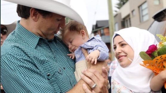동명의 시리아 난민 아기 안은 쥐스탱 트뤼도 캐나다 총리