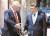 도널드 트럼프 미국 대통령(왼쪽)이 지난 4월 7일(현지시간) 플로리다주 팜비치 마라라고 리조트에서 정상회담을 마친 뒤 시진핑 주석에게 악수를 청하고 있다. 두 정상은 이날 북핵 억제를 위해 협력을 강화하기로 뜻을 같이했다. [중앙포토]