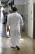 지난달 29일 경북의 한 요양병원에서 산책을 마치고 입원실로 돌아가는 환자의 뒷모습. 그의 앞에는 머리가 새하얀 노인 입원 환자들의 모습이 보인다. 프리랜서 공정식