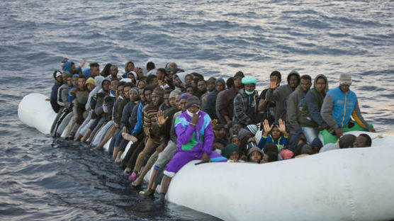 EU, 난민 문제 고육지책… 리비아에 고무보트 수출 제한