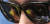 한 남성이 쓴 선글라스에 행사에 사용한 노란 나비모양 부채가 비치고 있다. 신인섭 기자