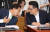 국민의당 박지원 의원(오른쪽)과 이용주 의원이 13일 오전 국회 법사위 회의장에서 열린 박상기 법무부 장관 후보자 인사청문회에서 이야기를 하고 있다. [연합뉴스]