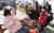 시민들이 부산 동구 일본영사관 앞에 세워진 평화의 소녀상을 살펴보고 있다. [중앙포토]