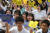 한국정신대문제대책협의가 주최한 1292차 수요집회가 서울 종로구 주한 일본대사관 앞에서 열렸다. 행사에 참가한 학생들이 구호를 외치고 있다. 신인섭 기자