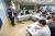 KAIST의 ‘에듀케이션 3.0’ 수업 시간. 교실 세 벽면에 각각 마련된 칠판을 활용해 팀별로 발표·토론을 한다. [중앙포토]