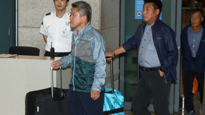 [서소문사진관]허겁지겁 입국한 충북도의원들 표정보니
