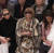 안나 윈투어 미국판 보그 편집장이 어깨에 모피 코트를 두르고 패션쇼를 보고 있는 모습. [중앙포토]