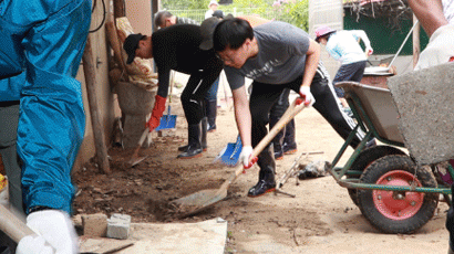 물난리 중 해외연수 갔다 중도 귀국한 충북도의원, 수해복구 현장으로 