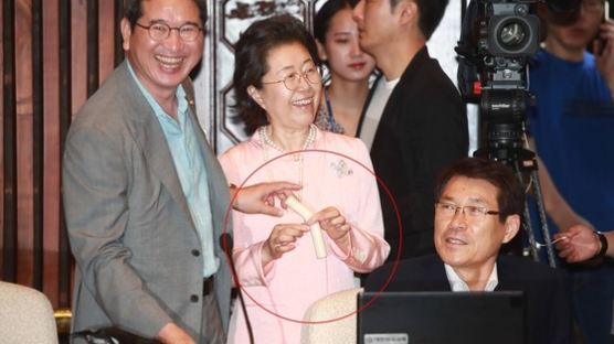 [포토] '추경'산도 식후경?…가래떡 먹는 자유한국당 의원들
