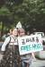 한영준씨가 지난 6월 28일 전북 전주 한옥마을에서 프리허그를 하는 모습. 그는 이날 전북대 등에서 2시간30분 동안 120여 명과 포옹하고 즉석에서 7만원가량을 모금했다. [사진 희망꽃학교]