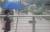 서울과 수도권에 호우경보가 발효된 23일 오전 서울 은평구 불광천에서 시민들이 불어난 물을 바라보고 있다.[연합뉴스]