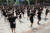 영남 11개 지역 청소년YMCA 200여명이 24일 부산 동구 일본영사관 앞 평화의 소녀상에서 &#39;한일 위안부 합의 전면 재협상&#39;을 주장하는 선언문을 발표했다.부산역 광장까지 행진한 학생들이  &#39;나는 나비&#39; 노래에 맞춰 플래시 몹을 하고 있다.송봉근 기자 