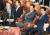24일 열린 중의원 예산위원회에 참석한 이즈미 히로토(왼쪽) 총리보좌관이 의원의 질문에 답하고 있다. 그 뒤로 아베 신조(오른쪽부터) 총리, 아소 다로 부총리 겸 재무장관,  야마모토 코조 지방창생상이 앉아있다. [교도=연합뉴스]