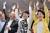 지난 23일 치러진 일본 센다이시 시장 선거에서 당선된 고리 가즈코(郡和子·가운데) 민진당 후보가 만세를 부르고 있다. [사진 지지통신]