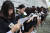 영남 11개 지역 청소년 YMCA 200여명이 24일 부산 동구 일본영사관 앞에서 &#39;한일 위안부 합의 전면 재협상&#39;을 주장하는 선언문을 발표하고 있다. 송봉근 기자 