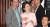 자유한국당 김학용 의원(왼쪽)이 22일 오전 국회 예결위회의장에서 열린 의원총회에 참석해 아침 식사를 하지 못한 이은재 의원 등 동료 의원들에게 떡을 돌리고 있다. [연합뉴스]